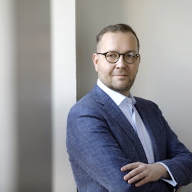 Keskuskauppakamarin toimitusjohtaja Juho Romakkaniemi on toiminut kokoomuslaisen Jyrki Kataisen kabinettipäällikkönä tämän EU-komissaarikaudella.