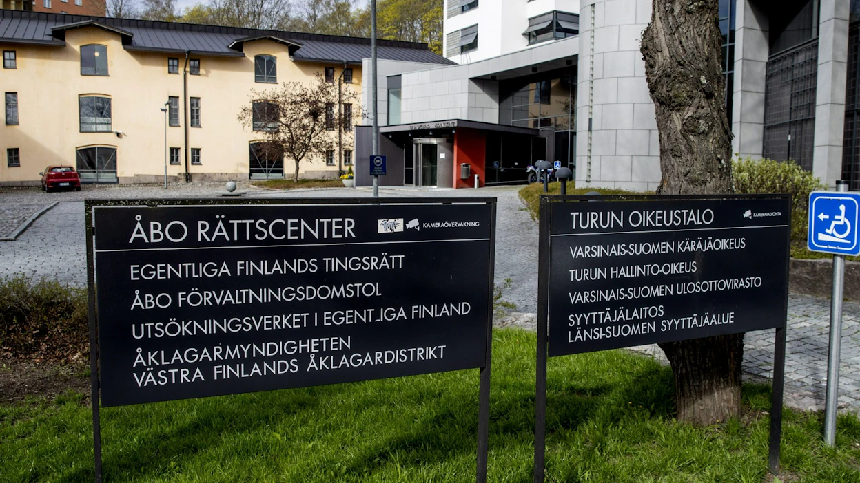 Varsinais-Suomen käräjäoikeus hylkäsi perjantaina yhden miehen ja kahden naisen syytteet eläinsuojelurikoksista suojelukoirakoulutuksissa. LEHTIKUVA / RONI LEHTI.