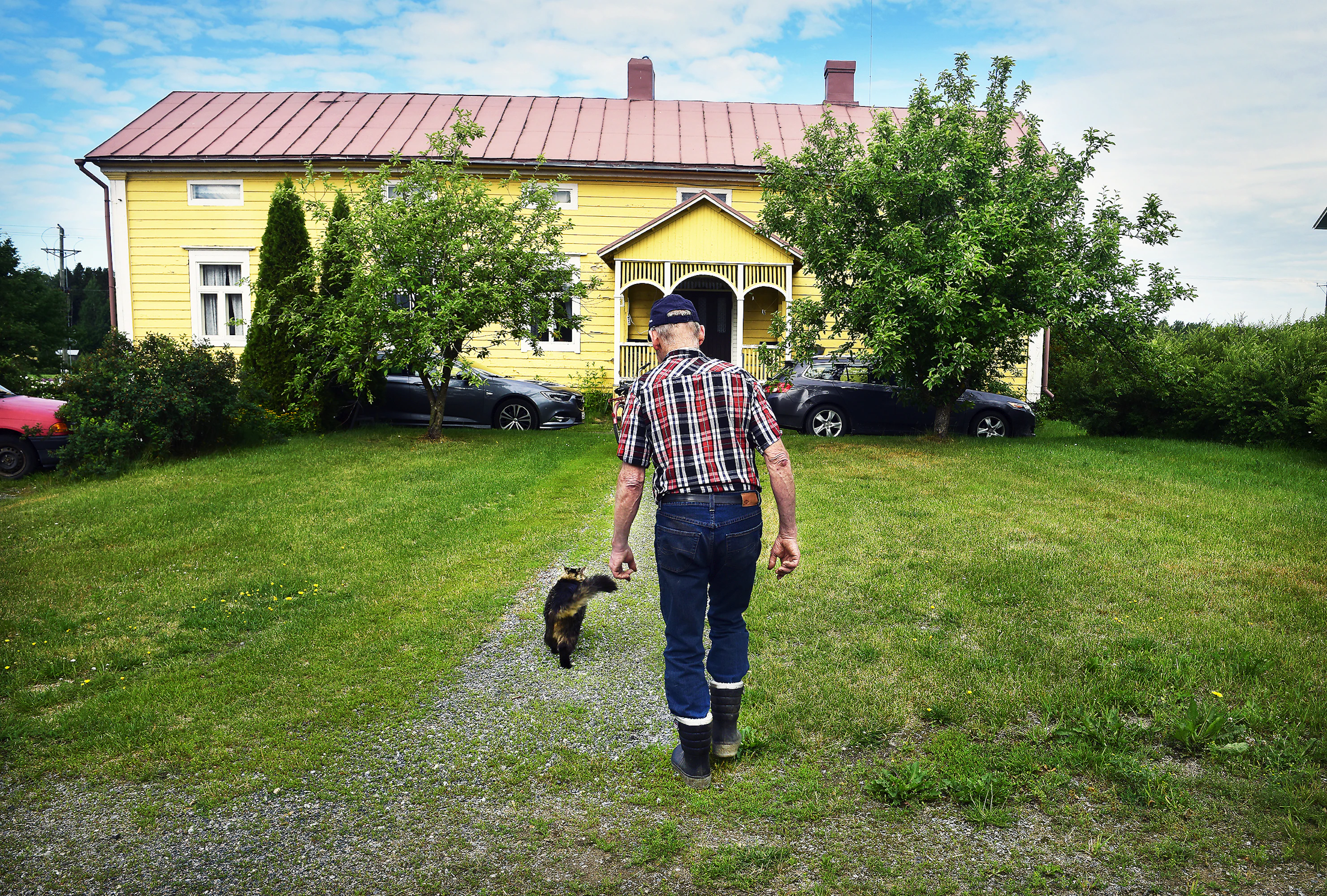 Håkan Berger asuu yksin hirsitalossa neljän maatiaiskissansa kanssa Pohjanmaalla Pedersöressä Lillbyn kylässä.