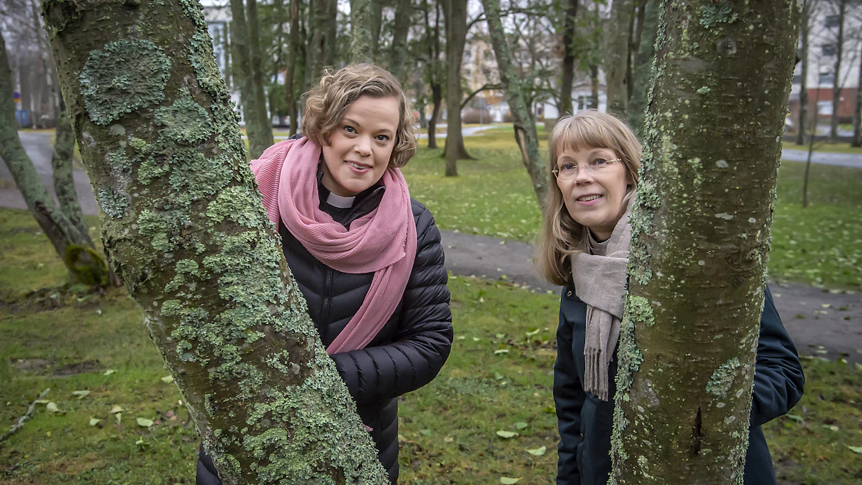 354 seurakuntaan valitaan yhteensä lähes 8 000 uutta luottamushenkilöä. Seinäjoen seurakunnassa ehdokasmäärä on erityisen runsas, vaikka määrä putosikin viime vaaleista kahdeksalla. Vasemmalla vaalilautakunnan puheenjohtaja Minna Lainimo ja oikealla sihteeri Arja Peltoketo.