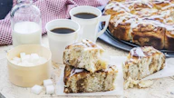 Kahvi ja hyvä pulla lienee supisuomalaisin tapa kiittää talkooväkeä. Jos urakka on iso, tarvitaan ruokaisaakin evästä.