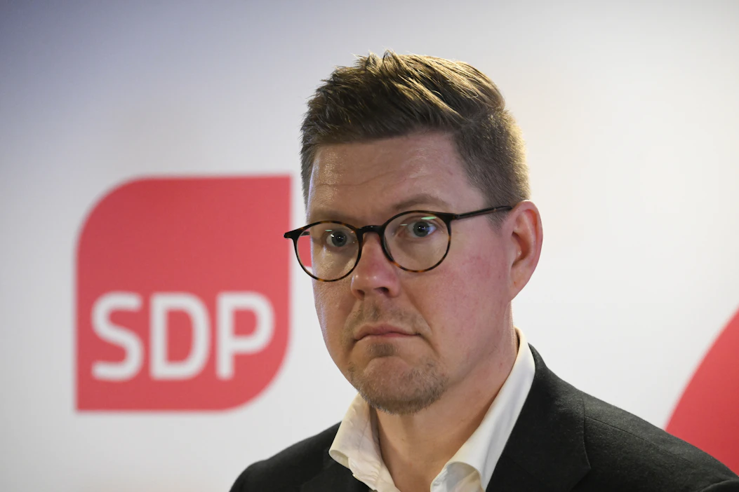 SDP:n puheenjohtaja Antti Lindtman kuvailee SDP:n mallia tasapainoiseksi ja oikeudenmukaiseksi. JUSSI NUKARI / LEHTIKUVA.