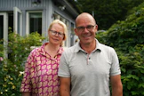Rekina Karhulahden palstalla sivellään uutta maalia penkin pintaan ja leikataan pensasaitaa. Oikealla Nicke Lignell.