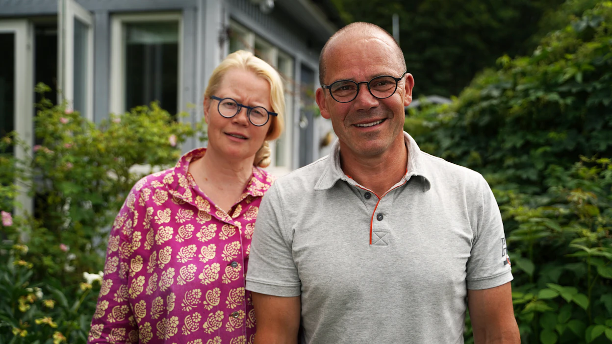 Rekina Karhulahden palstalla sivellään uutta maalia penkin pintaan ja leikataan pensasaitaa. Oikealla Nicke Lignell.