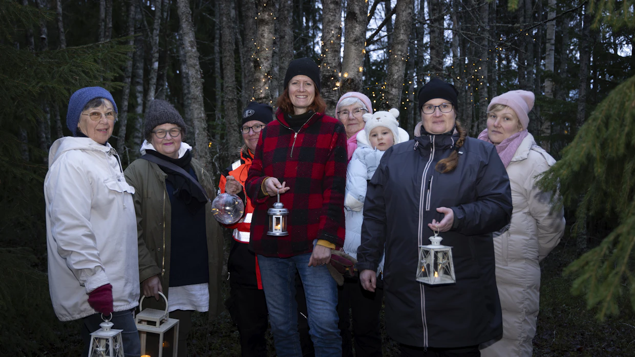 Tapahtumat ovat mahdollisia innokkaan talkooporukan ansiosta. Helena Heinonen (vas.), Maija Esko, Maria Vaahensalo, Tiia Capri, Pirkko Savila, Hugo Savila, Hanna Laakeristo ja Tanja Grönqvist ovat monien muiden ohella järjestämässä muun muassa joulun Valopolkua.