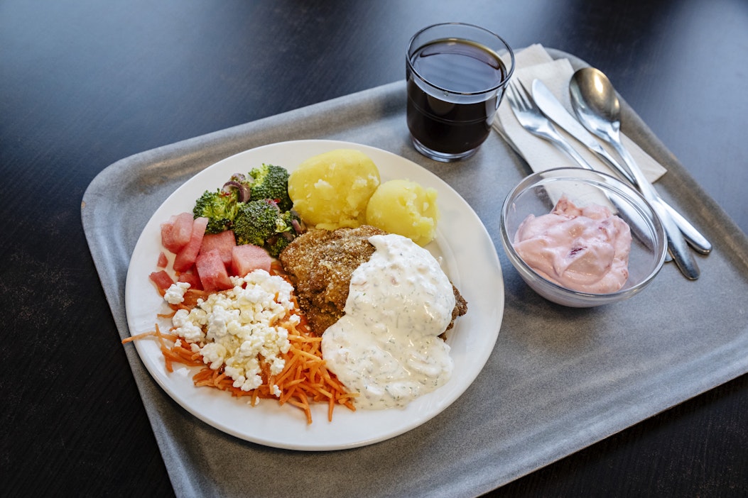 Moni työntekijä syö lounasravintolassa lounasedun kannustamana.