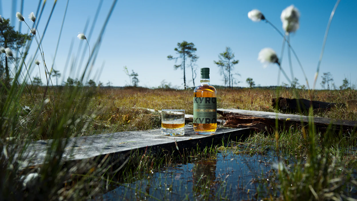 Savustajan mukaan on liikesalaisuus, kuinka paljon yhden viskipullon valmistukseen käytetään turvetta. Kuvassa Kyrö Distilleryn Peat Smoke-viski.