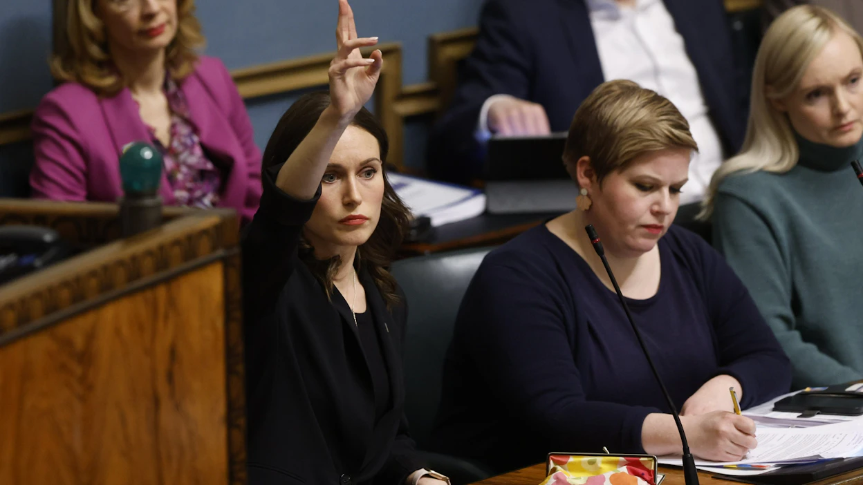 Pääministeri Sanna Marin (sd.) sai vastata erityisesti kokoomusedustajien kysymyksiin talouden tilasta ja velkaantumisesta. LEHTIKUVA / Roni Rekomaa.