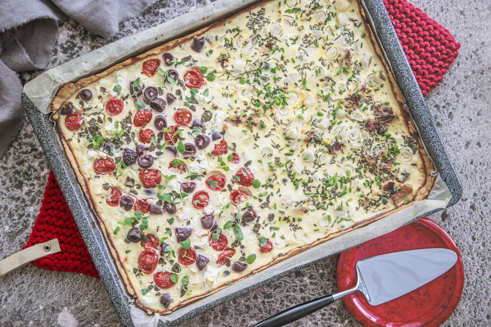 Peltipiirakan voi jakaa kätevästi kahteen osaan.