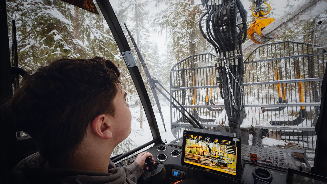 Työn itsenäinen ja käytännönläheinen ote oli monelle alan opiskelijalle keskeinen syy hakeutua metsäalan ammatillisiin opintoihin. Kuvituskuva.