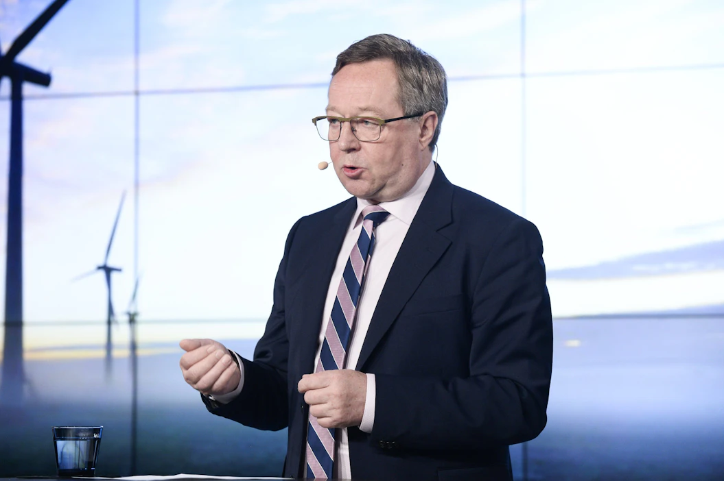 VTV selvitti asiaa alkoholihankinnoista tehtyjen kanteluiden vuoksi. Selvityksen mukaan kyse oli entisen elinkeinoministeri Mika Lintilän (kesk.) pyynnöstä tehdyistä, ministerintehtävään liittyvistä pienhankinnoista. Johdon sihteerit tekivät ostot valtion maksuaikakortilla. LEHTIKUVA / Mikko Stig.