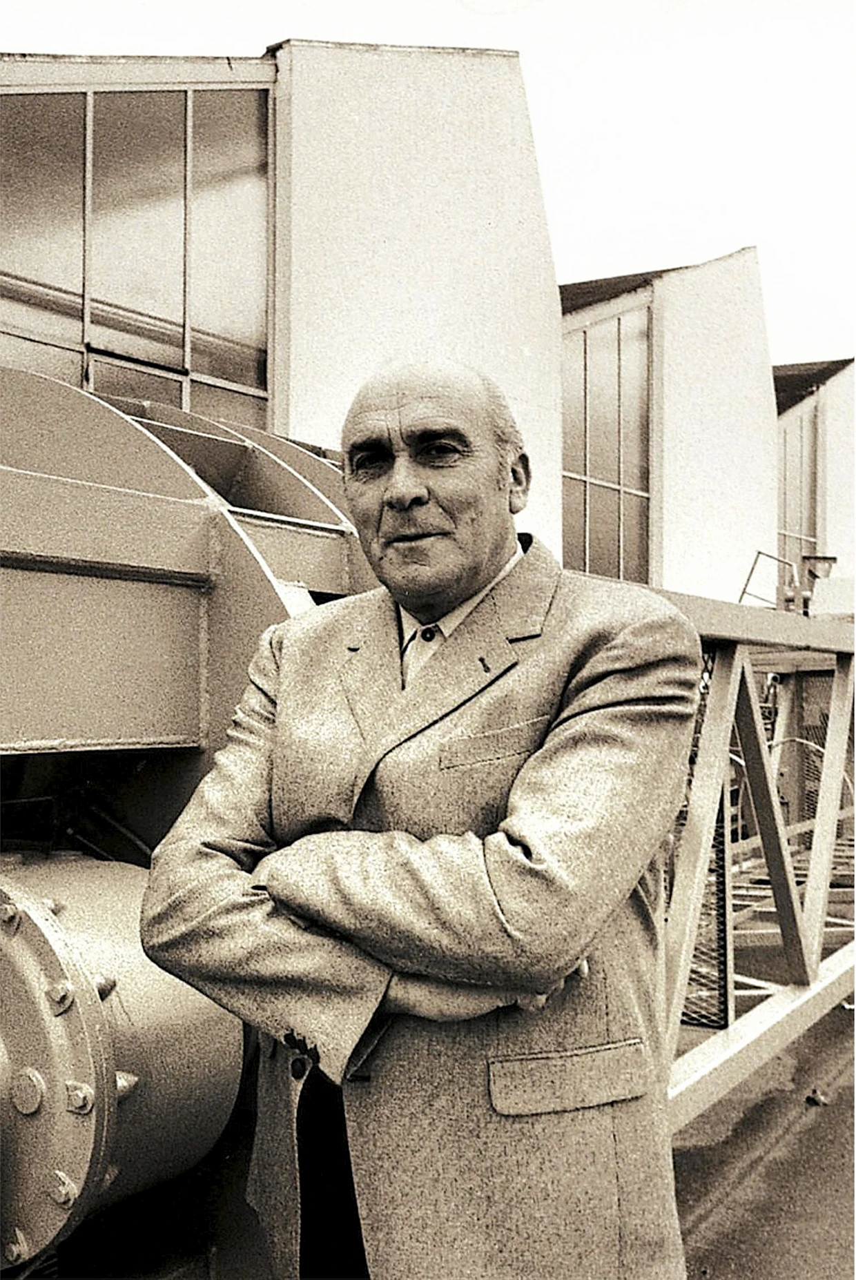 Hans Liebherr (1915 - 1993) oli alkuaan rakennusmestari, mutta toisen maailmansodan jälkeen hänestä tuli merkittävä teollisuusmies, jonka perustamat yritykset ovat vieläkin perheen omistuksessa. Vaatimattomasta pikkufirmasta on kasvanut monialainen jättikonserni, joka työllistää noin 55 000 henkilöä ympäri maailmaa.
