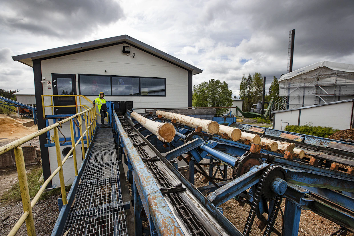 Tukit siirtyvät kuorimolta sahaukseen. Kuoresta ja purusta tuotetaan lämpölaitoksessa valmiin sahatavaran kuivauksen vaatimaa energiaa.
