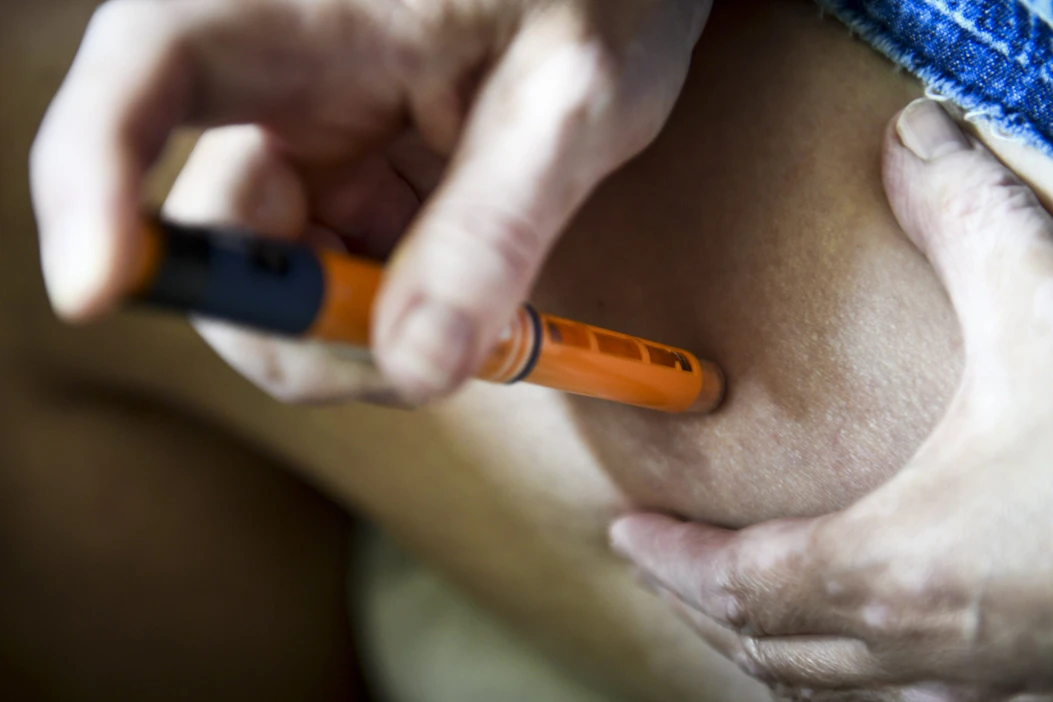 Riskitesti arvioi muun muassa alttiutta sairastua tyypin 2 diabetekseen. Kuvassa nainen pistää insuliinia insuliinikynällä. LEHTIKUVA / Emmi Korhonen.