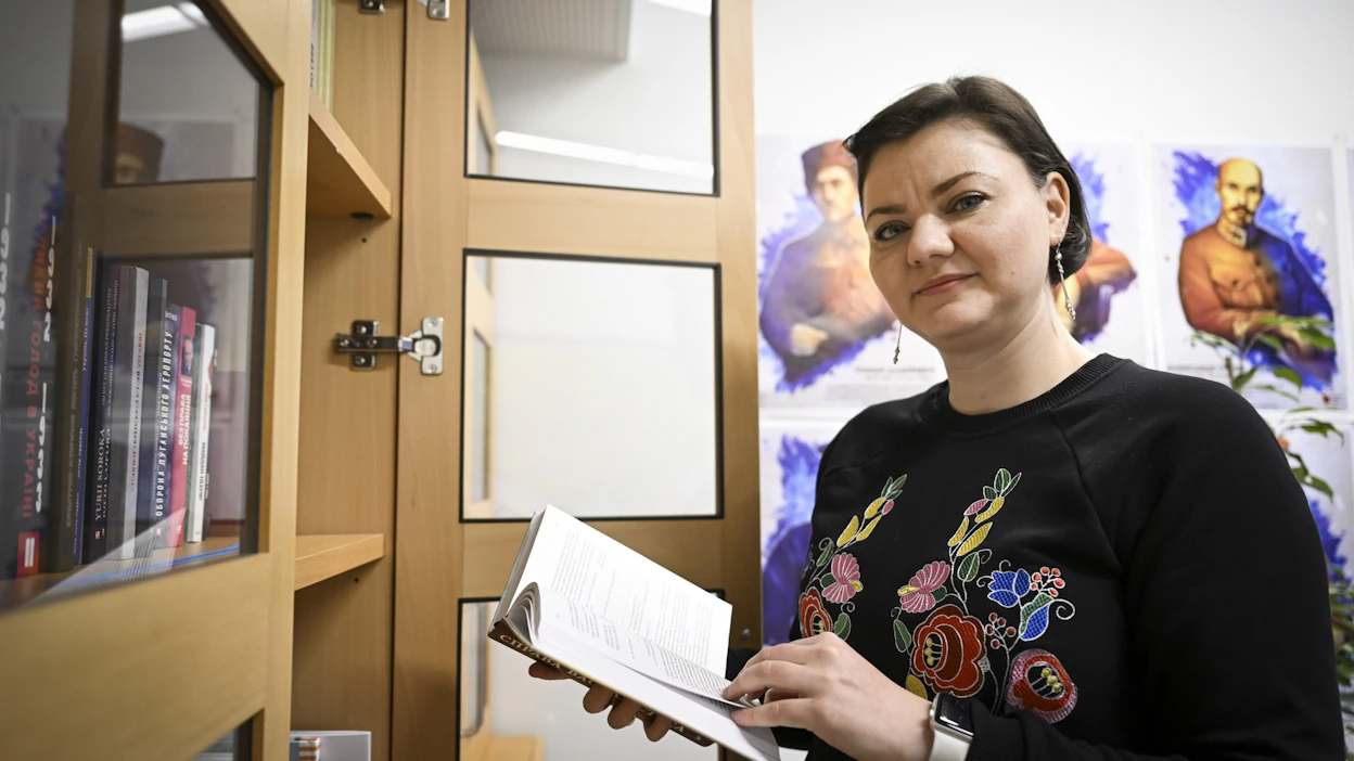 Helsingin Ukrainalaisen keskuksen sihteeri Viktorija Konontshuk vahvistaa, että ukrainalaisten mahdollisuudesta hakea kotikuntaa Suomesta puhutaan paljon. LEHTIKUVA / Emmi Korhonen.