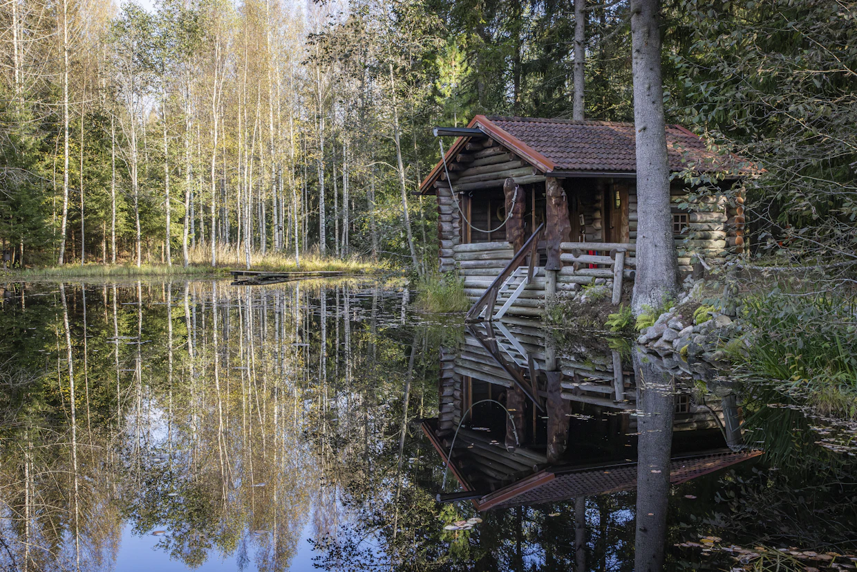 Talon pihalle kaivetun lammen rannalla on Ahti Jauhiaisen veistämä savusauna.