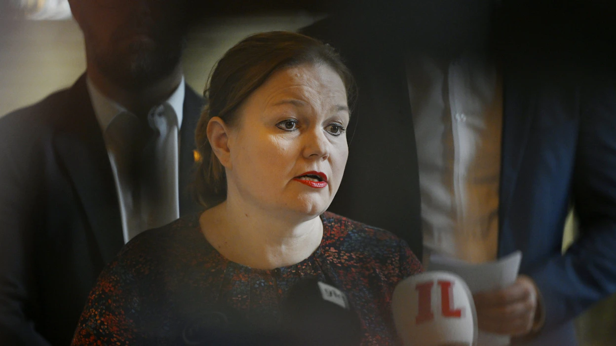SDP:n Krista Kiuru sosiaali- ja terveysvaliokunnan oppositioedustajien tiedotustilaisuudessa eduskunnassa Helsingissä. LEHTIKUVA / ANTTI AIMO-KOIVISTO.