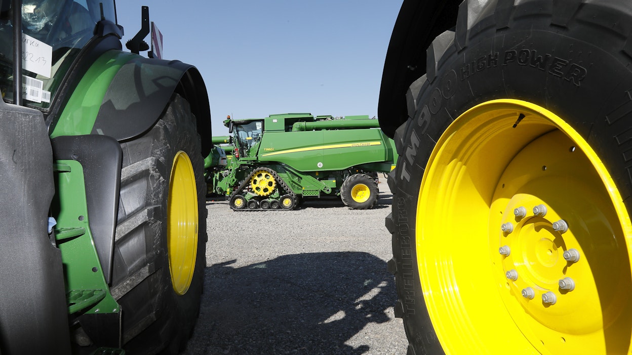 Traktoreita ja koneita myynnissä. Kuvituskuva.