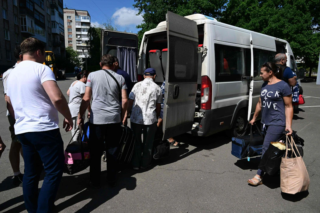 Ukrainassa Bahmutin ja sen lähikaupunkien asukkaita 12. heinäkuuta lähdössä evakuointibussilla kohti Dniproa. LEHTIKUVA/AFP.
