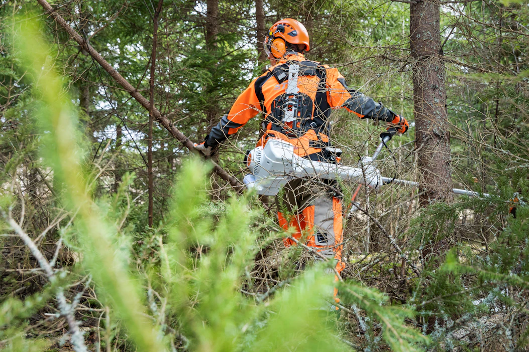 Turvavarusteiden käytön ohella on tärkeää ymmärtää sahatöiden riskit konkreettisesti, jotta niitä osaa ennakoida ja varoa.