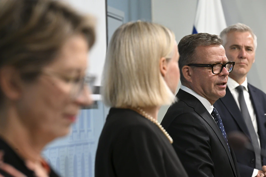 Maa- ja metsätalousministeri Sari Essayah (kd.), valtiovarainministeri Riikka Purra (ps.), pääministeri Petteri Orpo (kok.) ja opetusministeri Anders Adlercreutz (r.). LEHTIKUVA / MARKKU ULANDER.