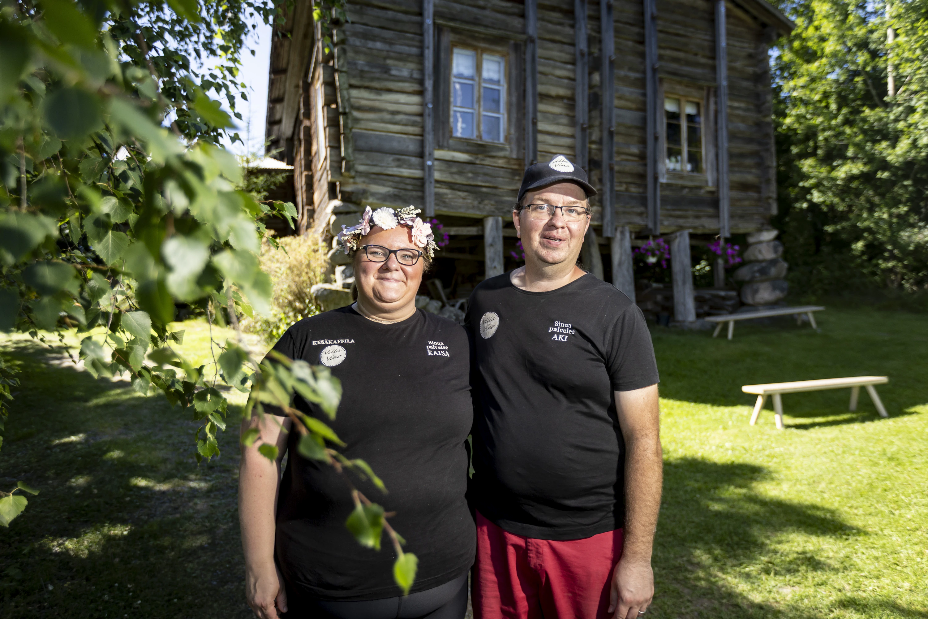 Heinot perustivat Villa Vinon 2020. Maaseutuyritystä ei ole vielä siirretty heidän omistukseensa, vaan yritys on Kaisan isän nimissä. Taustalla 230-vuotias Heikkilän vanha pirtti, jossa on museo.