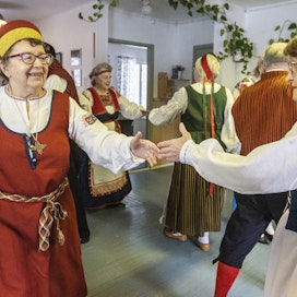 Salme Hiltunen (vas.), Iiris Puisto ja muut Nummen Senioritanssijat harjoittelevat Sappu Säimälästä -nimistä tanssia. Tanssijoita ja etenkin miehiä mahtuisi mukaan enemmänkin.