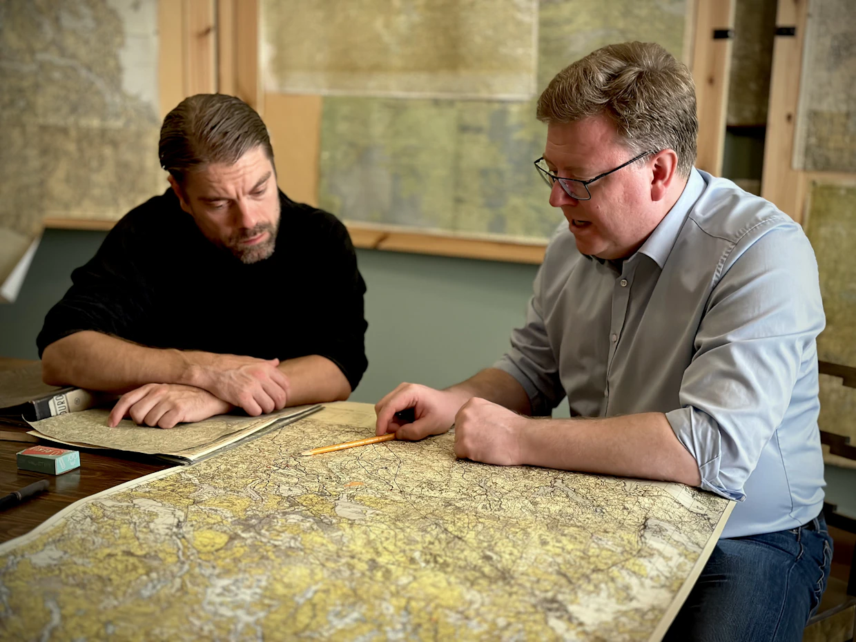 Mikko Porvali (oik.) esiintyy dokumenttielokuvassa Tiedustelijat, jossa näyttelijä Joonas Saartamo (vas.) alkaa tutkia isoisänsä Hannes Vehniäisen toimintaa kaukopartioyksikön päällikkönä.
