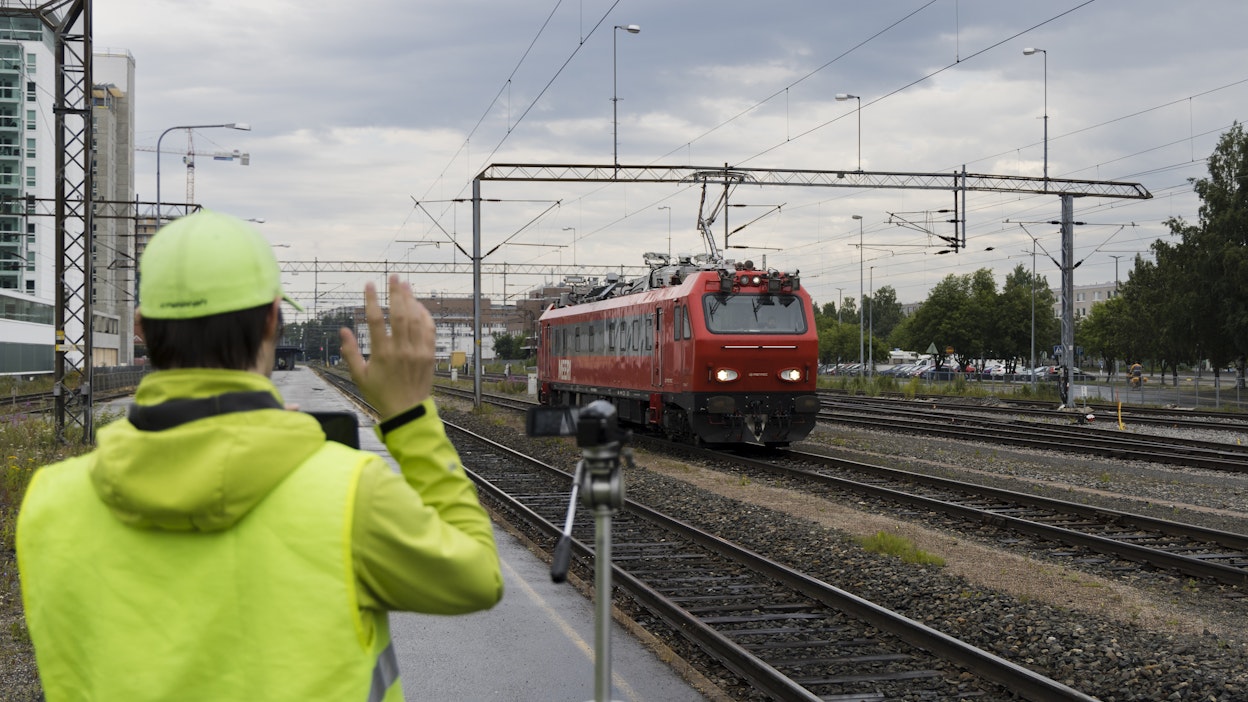 Junabongari Oulun rautatieaseman ratapihalla.