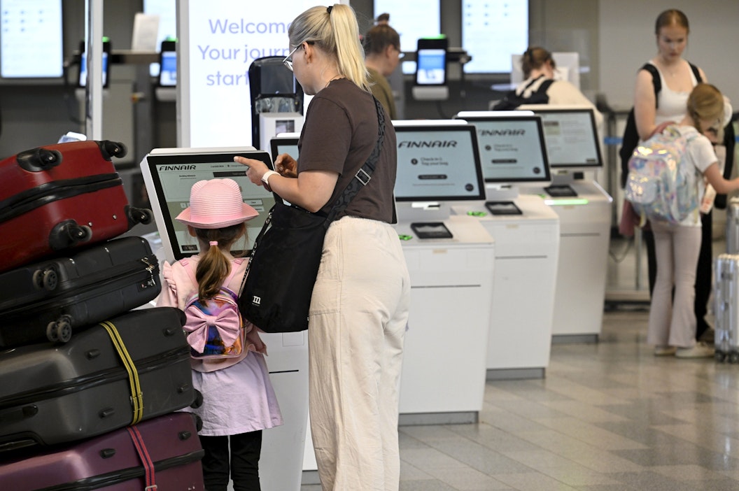 Matkustajia Helsinki-Vantaan lentoasemalla heinäkuun alussa. Kuvituskuva.