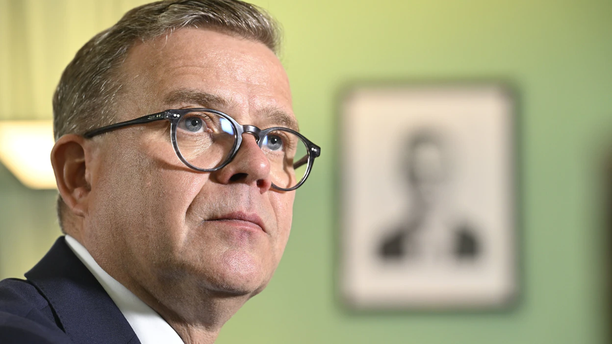 Pääministeri Petteri Orpo STT:n haastattelussa pääministerin työhuoneella Valtioneuvoston linnassa. LEHTIKUVA / HEIKKI SAUKKOMAA.