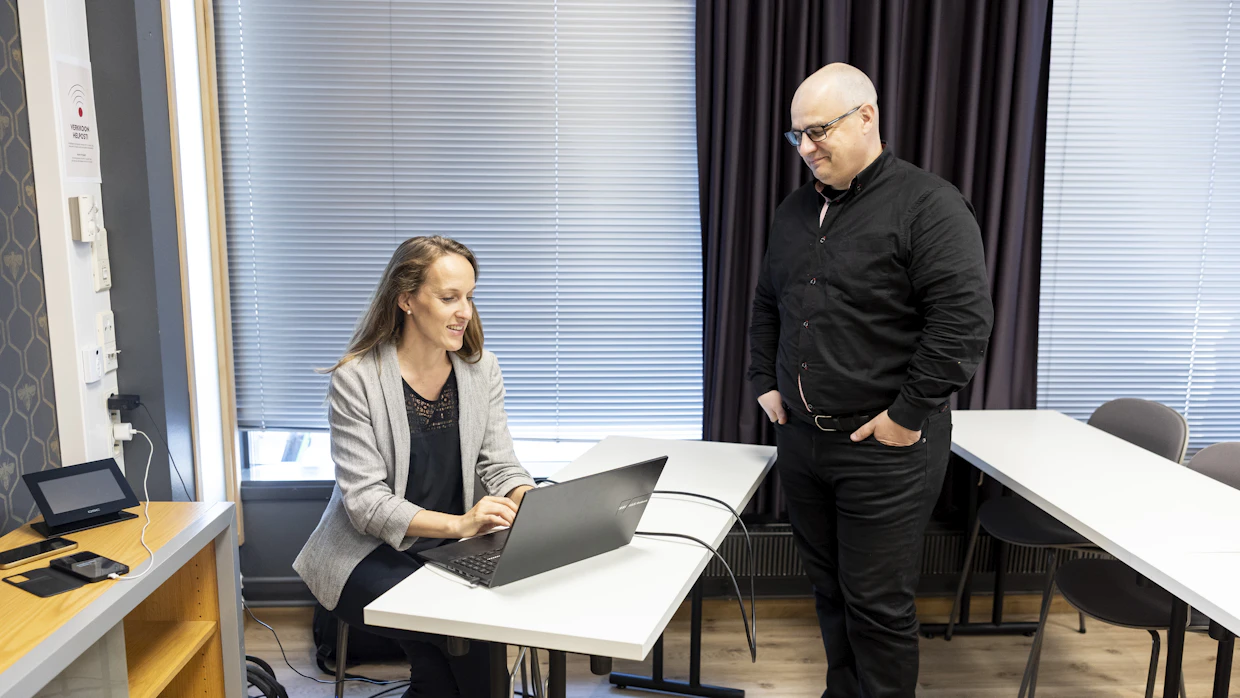 Infotilaisuuksissa kuullaan tietopaketti Kanadassa työskentelemisestä. Laura Enckell vastaa Kari Niemisen kiperiin kysymyksiin.