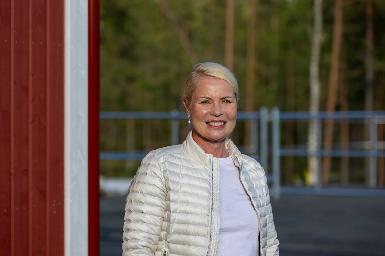 Sari Palmberg hymyilee vastatessaan kysymykseen, ajattelevatko ihmiset usein, että yrityksen ohjakset pysyivät todellisuudessa Clasilla. ”Kyllä, siihen olen törmännyt koko ajan, ja ulkomailla varsinkin. Tämä on miesvaltainen ala!” hän huokaa.
