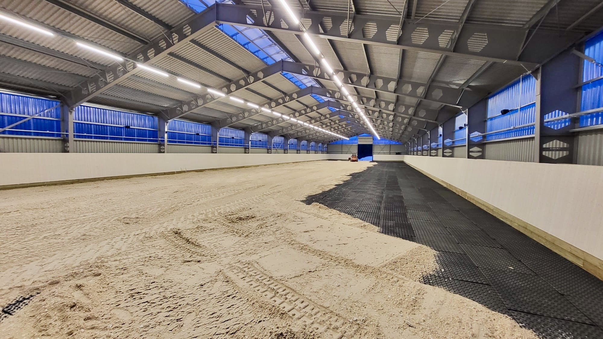 Otto-pohjaan kuuluvat hiekan alle tulevat matot, jotka lisäävät iskunvaimennusominaisuuksia. 