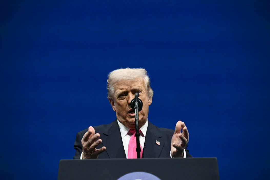 Yhdysvaltain presidentin Donald Trump (kuvassa) sanoi, että Ukrainan presidentin Volodymyr Zelenskyin on pakko pitää Yhdysvaltain suunnitelmasta lopettaa Venäjän hyökkäyssota. LEHTIKUVA/AFP.