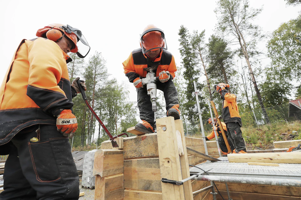 Burmalaiset maahanmuuttajat opiskelivat suorittivat metsuriopintojaan Kemissä 2017.