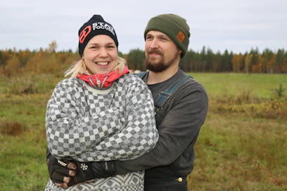 Tilan töissä Eevi-Sofiaa auttaa avopuoliso Hannu Järvelä. ”Olemme Hannun kanssa hyvä tiimi. Tässä työssä tarvitaan myös turvallista ja taitavaa rinnalla kulkijaa.”