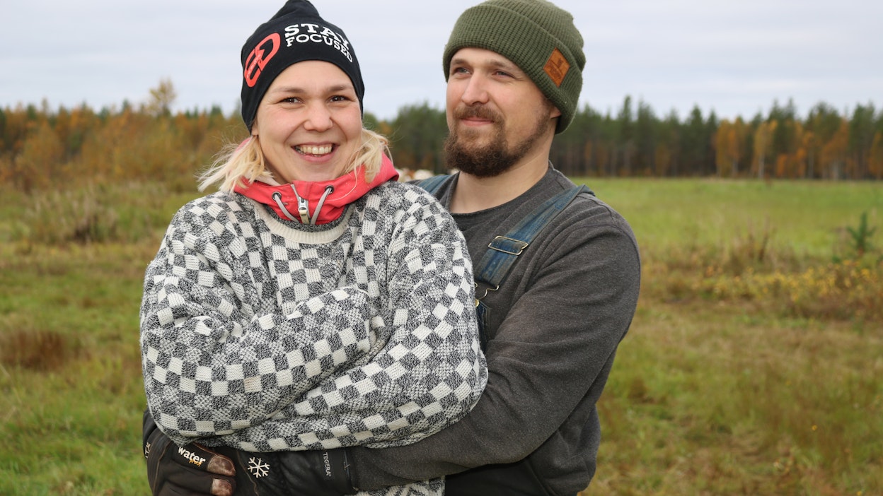 Tilan töissä Eevi-Sofiaa auttaa avopuoliso Hannu Järvelä. ”Olemme Hannun kanssa hyvä tiimi. Tässä työssä tarvitaan myös turvallista ja taitavaa rinnalla kulkijaa.”