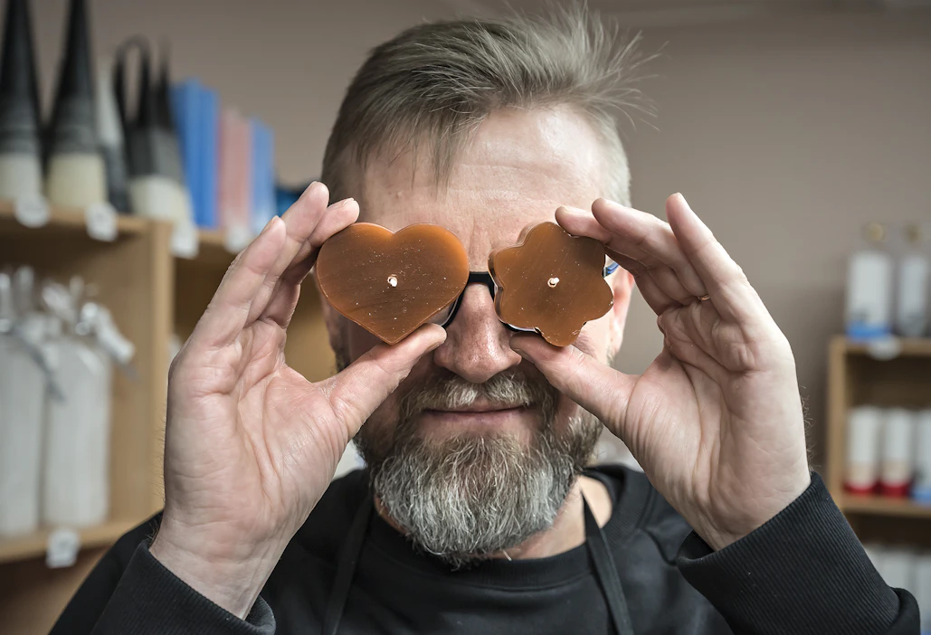 Kynttilätehtailija Ari Valtonen suhtautuu työhönsä harrastusmielellä. Kynttilöitä tehdessä saa päästää luovuutensa valloilleen.