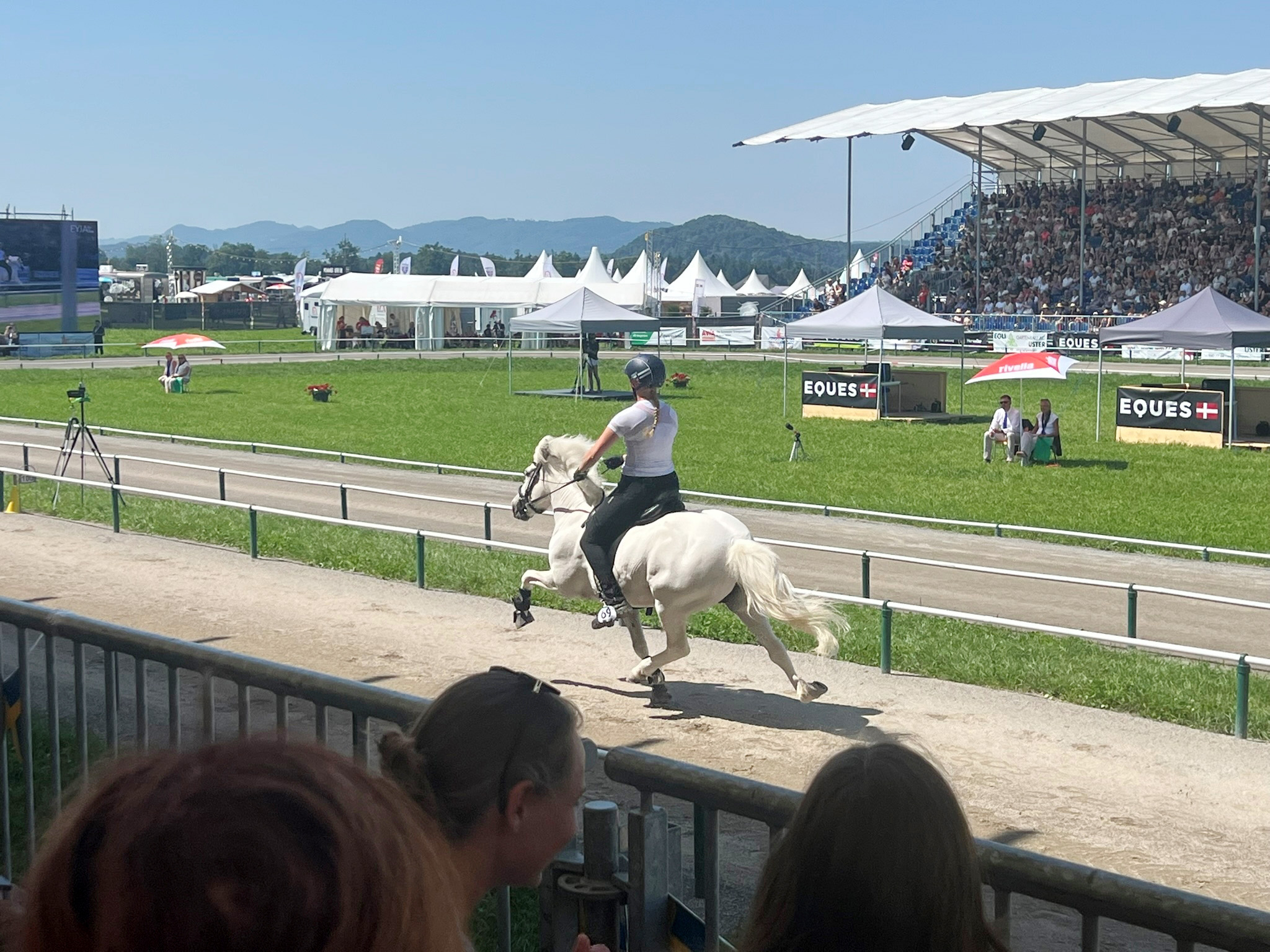 21-vuotias tamma Svala frá Minni-Borg pinkoi ratsastajansa Gerda-Eerika Viinasen luotsaaman sadan metrin passijuoksussa kahdesti peräkkäin rikki oman ja Suomen ennätykset. Ratsukko saavutti luokassa MM-pronssia.