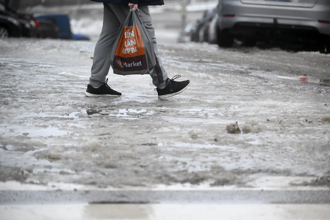 Kevyen liikenteen väylät ovat erittäin liukkaita, koska niillä olevan jään päällä on vettä. LEHTIKUVA / VESA MOILANEN.
