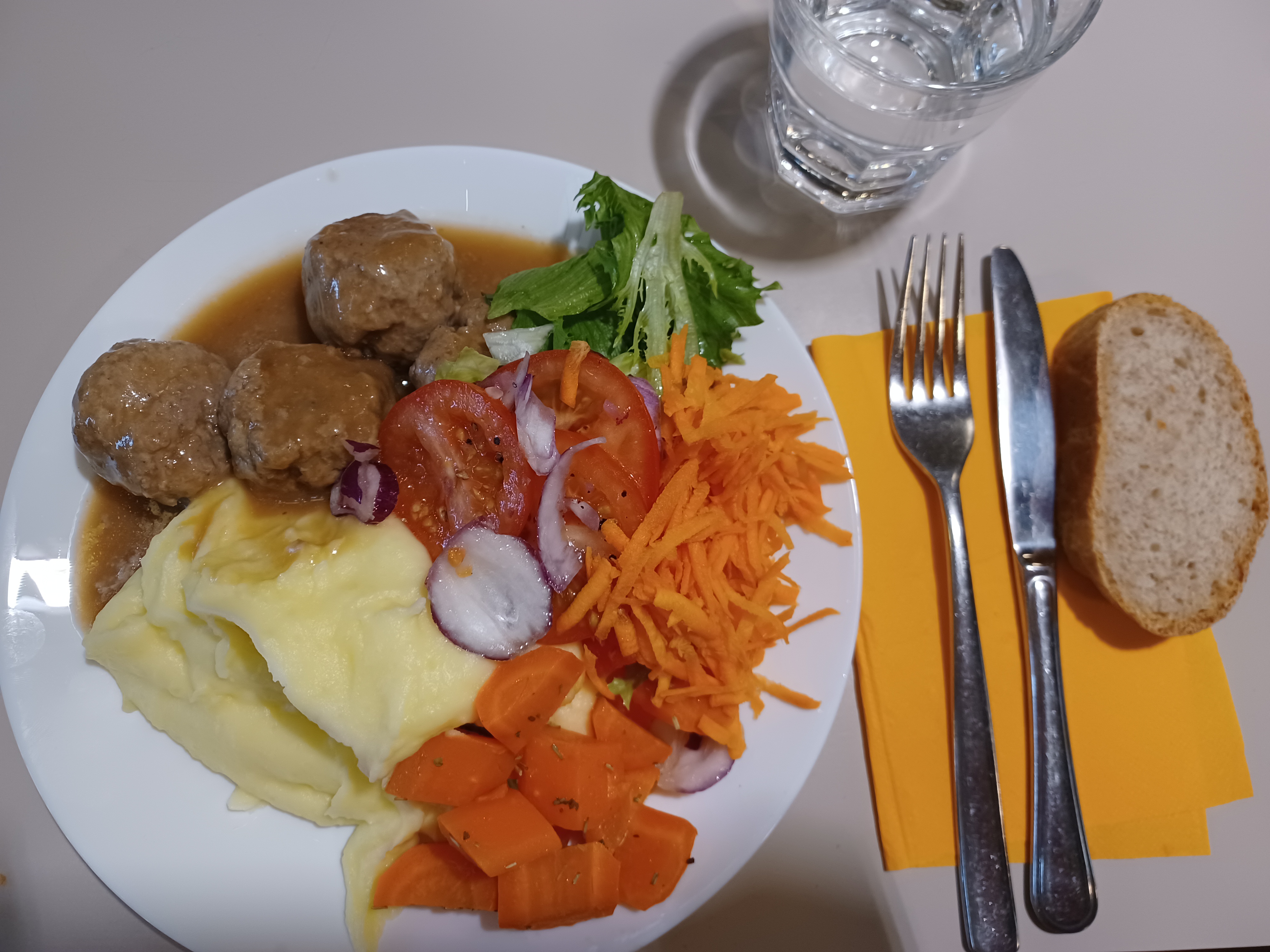 Perunamuusi ja lihapullat vievät isommankin nälän. Paikan päältä saa myös noudettua ruokaa kotiin.