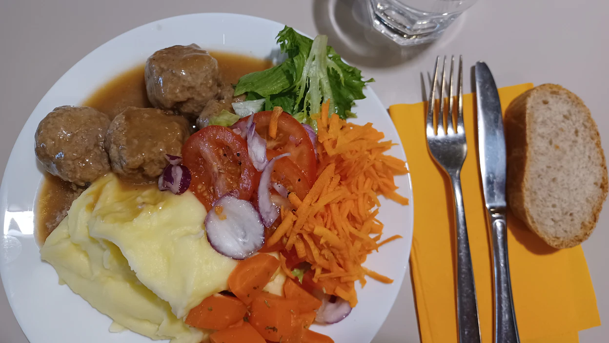 Perunamuusi ja lihapullat vievät isommankin nälän. Paikan päältä saa myös noudettua ruokaa kotiin.