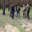 Janne Harjunpää ja Forests of Ukrainen strategiajohtaja Viktor Busko (oik.) vaihtavat ajatuksia metsässä Zytomirin kaupungin lähellä. Kuuntelemassa paikallisia metsureita.