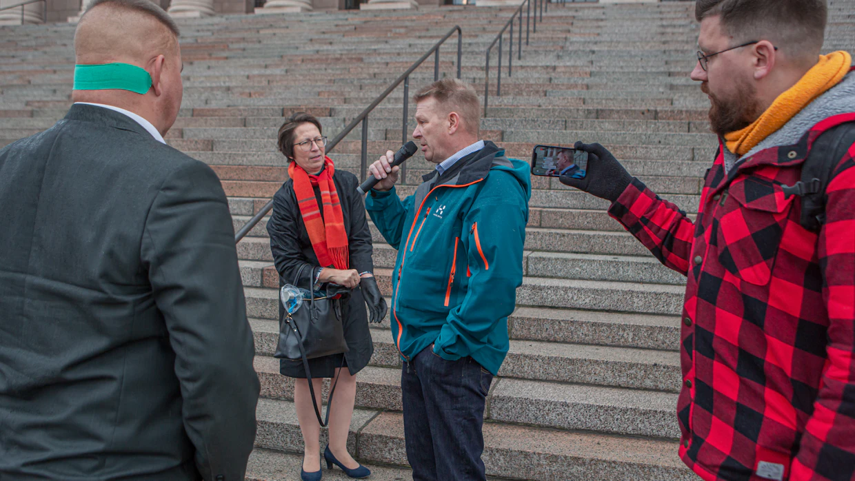 Suomalaisista poliitikoista TikTokissa ehkä menestyneimmin toimii Sebastian Tynkkynen (ps.). Tässä hän kuvaa turvealan toimijoiden mielenosoitusta.