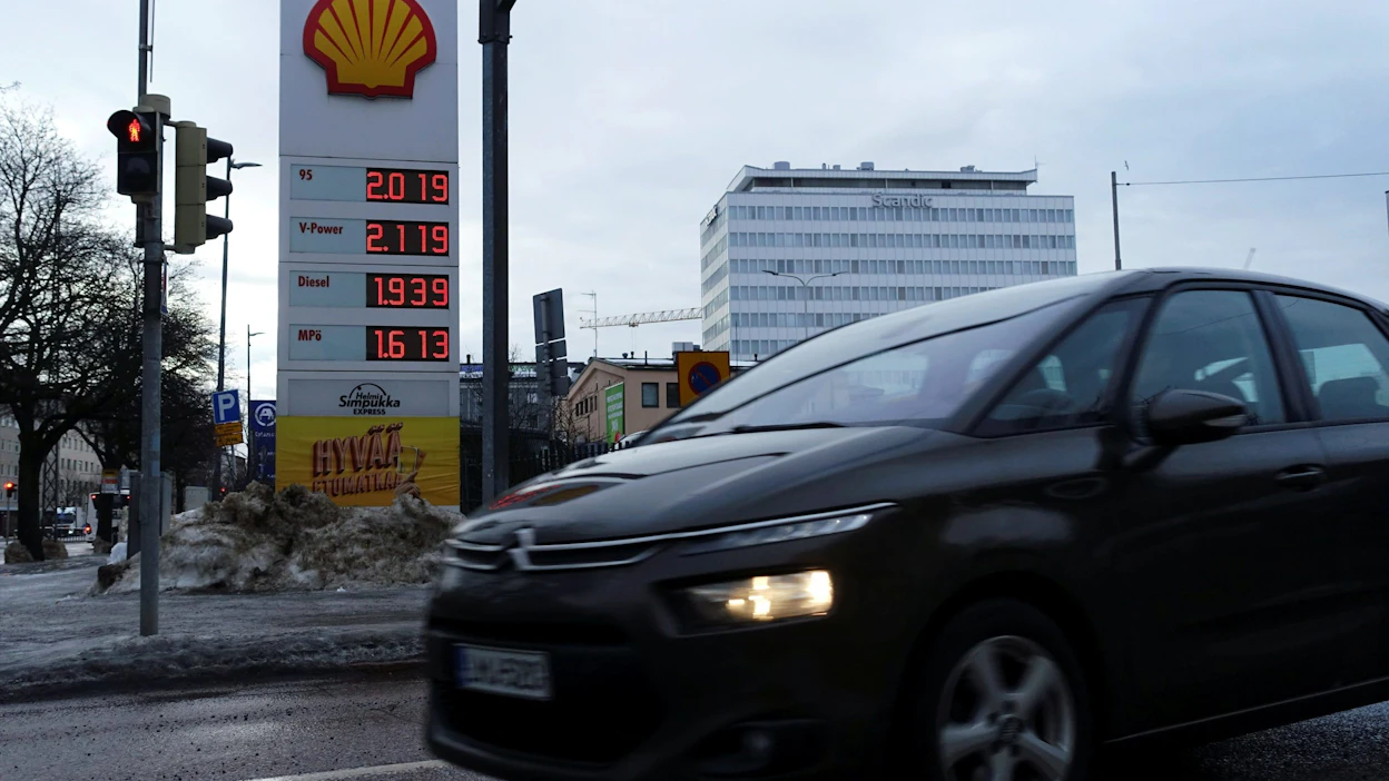 Paneelin arvion mukaan kansallinen päästökauppa aiheuttaisi polttoaineeseen noin 34 sentin hinnannousun litraa kohden. LEHTIKUVA / TEEMU SALONEN.
