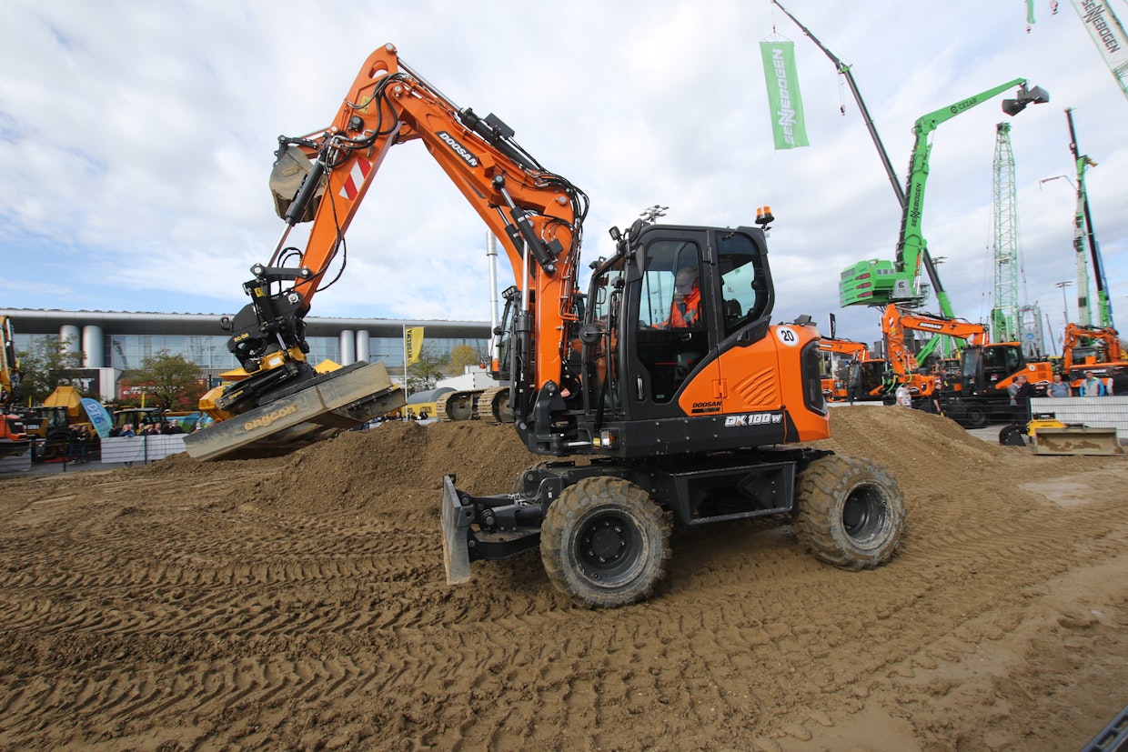 Perinteisemmän tekniikan uutuuksiin lukeutui Doosanin pyöräalustain DX100W, jonka työpaino on 11170 kiloa. Moottori on 75-kilowattinen Doosan D34. Ajonopeudeksi ilmoitetaan 37 km/h. Kone on vakiona nelipyöräohjattu. Kaksiosaisella pääpuomilla saavutetaan 782 cm ulottuvuus. Tehdasvarusteisiin kuuluvat mm. paripyörät ja 360 asteen kamerajärjestelmä