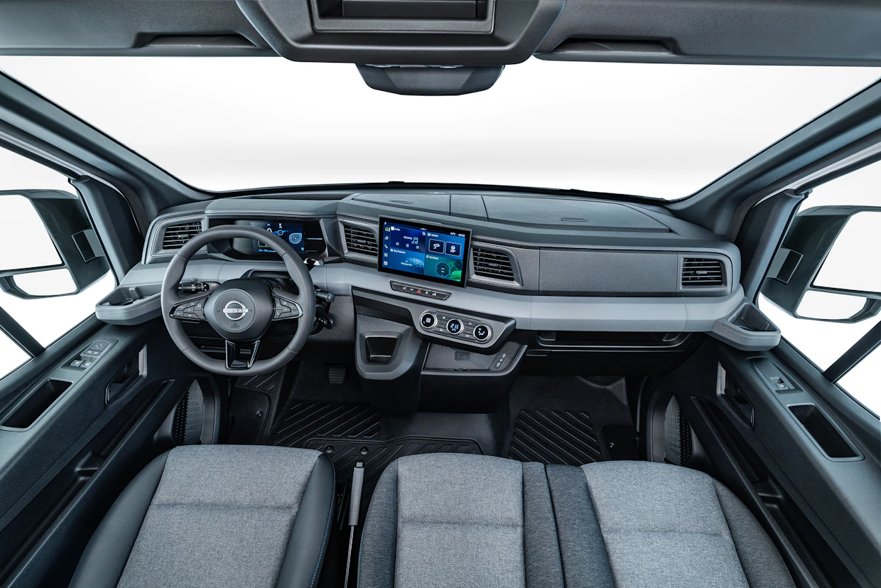 S-muotoisessa kojetaulussa kosketusnäyttö on suunnattu kuljettajaan päin. Nissan Interstarille on myönnetty täydet viisi tähteä Euro NCAP turvallisuustestissä. Pääosassa olivat kuljettajaa avustavat järjestelmät sekä muut turvallisuusjärjestelmät.