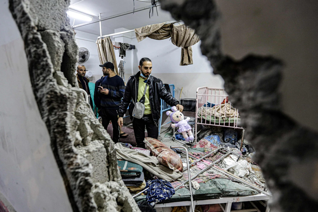 Kolmatta kuukautta jatkuvassa Israelin hyökkäyksessä Gazaan on saanut surmansa ainakin 18 800 ihmistä, valtaosin naisia ja lapsia, kertoo Hamasin kontrolloima Gazan terveysministeriö. Kuvassa ihmiset tutkivat tuhoja Israelin pommittamassa Nasserin sairaalassa Gazan kaistan eteläosassa sunnuntaina. LEHTIKUVA / AFP.