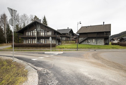 Himoksella karannut koira on löytynyt elossa ja kunnossa. Kuva Himoksen lomamökeistä joulukuulta 2025.